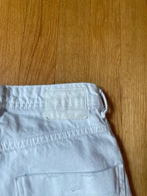 Zara White Highwaisted Ripped Straight Jeans thumbnail 4