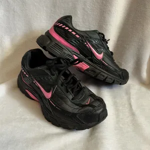 Nike Initiator Black Dark Smoke Grey Pink Spell Womens Running Shoes 8.5 thumbnail 1