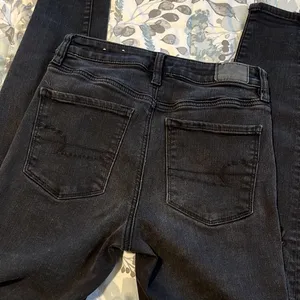 America Eagle Next Level Stretch Black Distressed Jeans Size 2 thumbnail 8