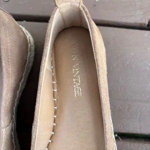 Como vintage Crown Vintage Tan Espadrille Flats | Size 7M thumbnail 10