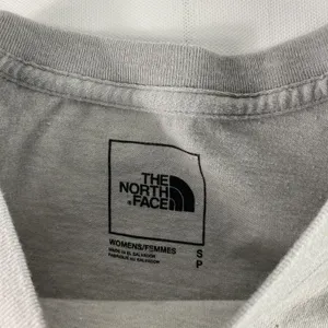 North‎ Face Shirt Womens Small GreyActivewear Tee T-Shirt Outdoor Hiking thumbnail 3