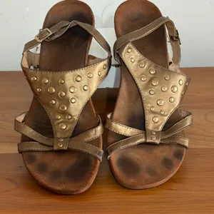 Vionic Catarina Bronze Metallic Studded Wedge Sandals Womens 9 TVW4079 thumbnail 1
