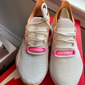 New Balance WROAVNV Womens White Orange Lace Up Running Shoes Size US 6 B thumbnail 3