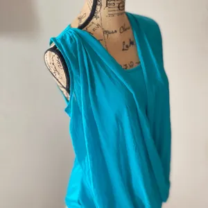 Flowing front with a simple back tank top ~ good condition Blue thumbnail 2