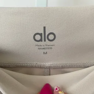 Alo Yoga Sporty Chic Yoga Pilates Mesh‎ Panel Leggings Medium Beige thumbnail 5