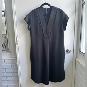 Maeve NEW WITH TAGS Black Deep V Dress medium minimalist‎ classic workwear thumbnail 4