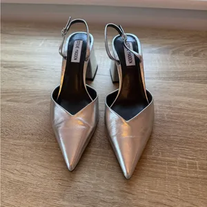 BRAND NEW IN BOX Steve Madden Courtnie Sling Back in Silver, Size 8 thumbnail 6