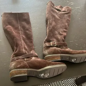 riding boots in brown suede. I didn’t see a size anywhere. thumbnail 1