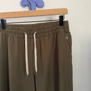 Vuori Weekend Joggers Kale Lightweight Outdoor Hike Drawstring Sustainable S/M thumbnail 3