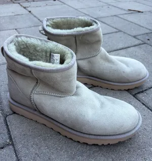 UGG 1016222 ultra Mini Suede shearling Booties Sz 9 thumbnail 1