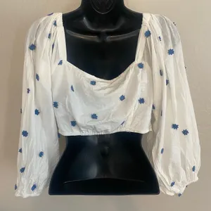 Farm Rio Blue Flowers Crop Top Womens Sz Small Long Sleeve Embroidered Cotton thumbnail 3