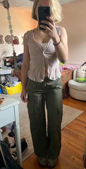 Levi’s Low-Rise vintage green cargo pants thumbnail 1