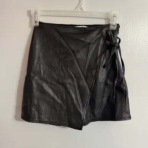 Abercrombie & Fitch Black Faux Leather Mini Skort Skirt Size‎ XXS thumbnail 11