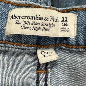Abercrombie and Fitch 90’s Slim Straight Ultra High Rise Jeans Women’s 33/16 thumbnail 2