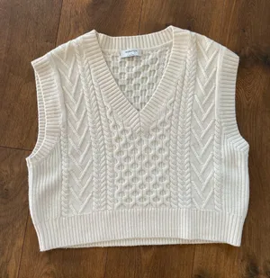 Babaton Soft Cream Cable-Knit V-Neck Sweater Vest Merino Wool size Small thumbnail 1