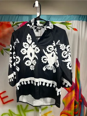 P214. Ador- Black & White Printed V-Neck Tunic Top thumbnail 2