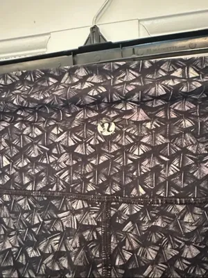 Lululemon Black/Gray Geometric Patterned Leggings‎ size 6 EUC thumbnail 3