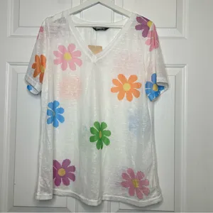 BloomChic NWT‎ T-Shirt White Floral Print Short Sleeve V Neck Casual Top 12 thumbnail 2