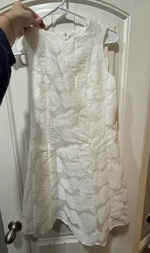 White pearl dress Size M thumbnail 1