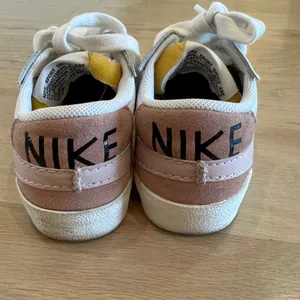 Nike Women's Blazer Low 77 Jumbo pink white size 8.5 thumbnail 4
