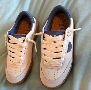 Reef Shoes Size 6 thumbnail 1