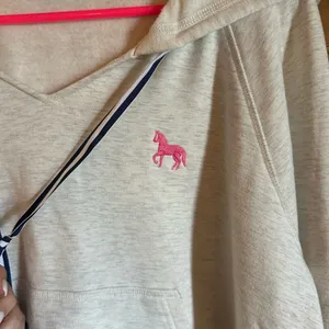 Vineyard Vines Light Gray Hoodie with Pink horse Logo size XL thumbnail 3
