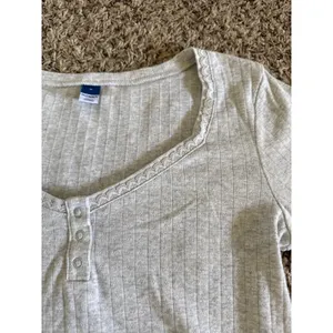 Old Navy‎ Women's Gray Cropped Long Sleeve Tee Size Medium thumbnail 4