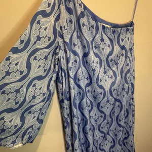 Tuckernuck Hyacinth House Luna Blue One Shoulder Satin Midi Dress - size Large thumbnail 4