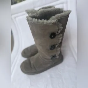Tall gray triple Bailey button UGG boots gray size 6 winter comfy thumbnail 2
