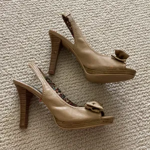 Fioni Nude High Heel Bow Front Platinum 4” Heels Vegan Leather Size 8.5 Like New thumbnail 4