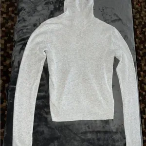 Brandy‎ Melville grey sweater thumbnail 4