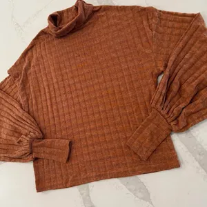 Gimmicks by Buckle Textured Knit Top Womens XS Rust Orange Turtleneck Thumbholes thumbnail 2