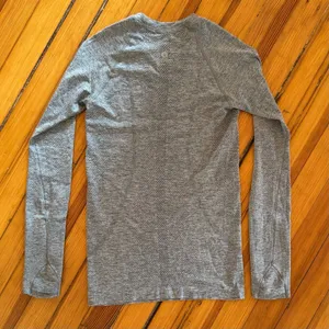 Lululemon Swiftly Tech Long Sleeve Crew 2.0 in Slate/White Size 4 thumbnail 4