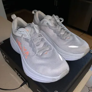 One Bondi 8 Max Cushioned Road Women’s Running Shoe Size 9 thumbnail 1