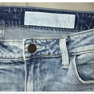 ✨ Treasure and Bond Cuffed Boyfriend Shorts✨ thumbnail 7