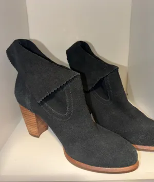 UGG Women’s Black Suede Boots thumbnail 4