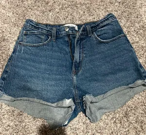 Abercrombie and Fitch Curve Love High Rise Mom Short thumbnail 1