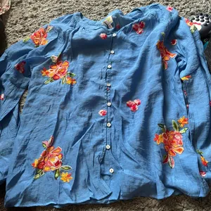 EUC Fig and Flower Roll Tab Sleeve Embroidered Floral Blouse Sz.‎ M Cornflower thumbnail 11