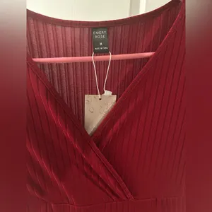 NWT Women’s Red V-Neck Dress Size Medium thumbnail 4