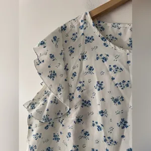 SHEIN Emery Rose Blue and White Ditsy Floral‎ Ruffle Shoulder Top thumbnail 2
