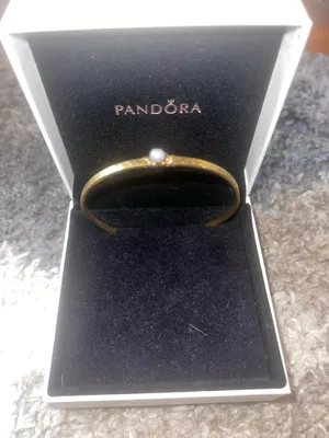 This item is a hammered gold-tone pearl bracelet thumbnail 1