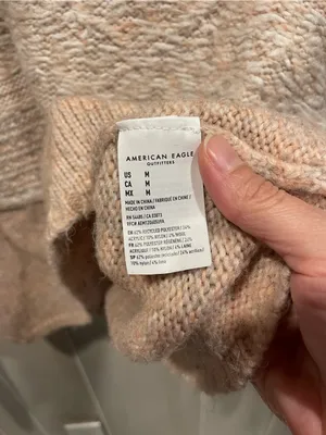 Cute soft fuzzy pebbled pink turtleneck crop sweater snow bunny American Eagle thumbnail 7