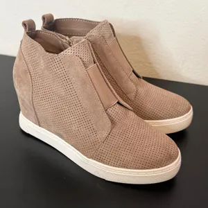 Steve Madden Wedge Sneakers Womens 7 Taupe Perforated Leather Zip High Top thumbnail 2