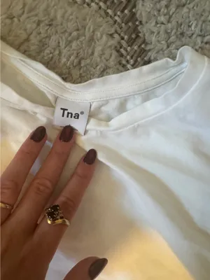 Aritzia tee  thumbnail 2