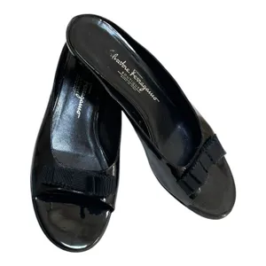 Salvatore Ferragamo Vara Bow Slides 8 Black Patent Leather Elegant Designer Sandals thumbnail 2