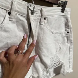 Abercrombie & Fitch Mid Rise Boyfriend Distressed White Shorts- Size 4/27 thumbnail 4