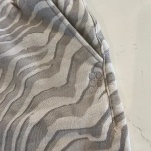 Sweaty Betty Essentials Shorts Light Grey Zebra Print‎ Size Small thumbnail 5