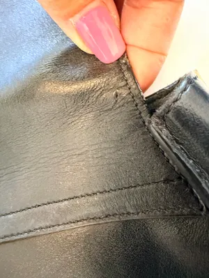 Cuyana mini saddle crossbody Bag , black leather, minimalist look thumbnail 8