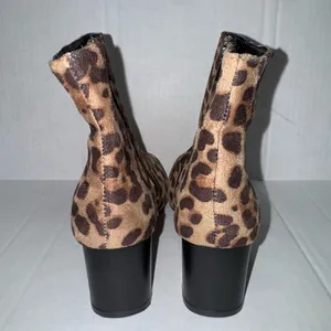 Bobbie Brooks Sz 7 Faux Suede Leopard Print Zip Up Stack Heel Ankle Boots thumbnail 4