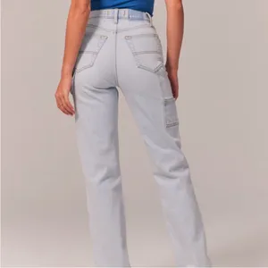 Abercrombie Light Wash The 90’s Straight Ultra High Rise Carpenter Jeans thumbnail 5